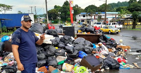 Rodríguez muestra uno de los pataconcitos que se aprecian en el corregimiento de Chilibre.