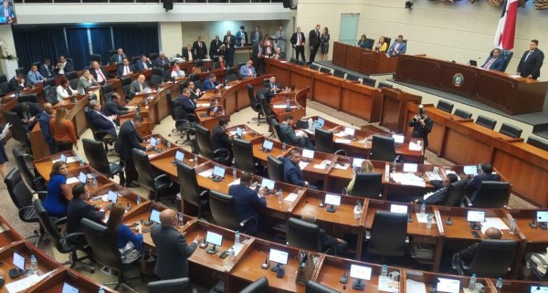 La norma fue aprobada por 43 votos a favor y 10 en contra.