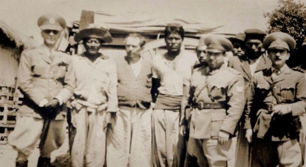Fotografía cedida por Valeria Mapelman que muestra a varios pilagás capturados por Emilio Fernández Castellanos, comandante de la Gendarmería Nacional (hombre con bigote situado a la derecha de la imagen).