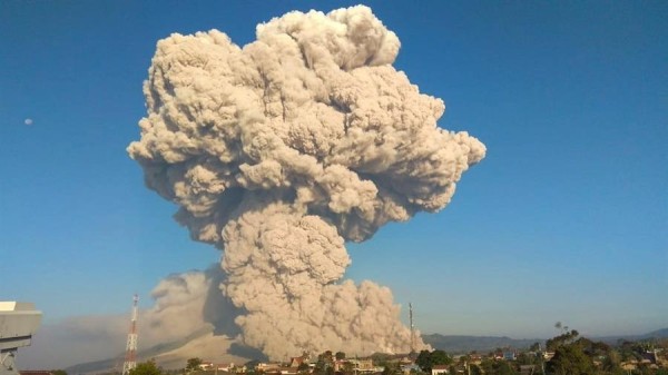 Espectacular columna de cenizas del volcán Sinabung