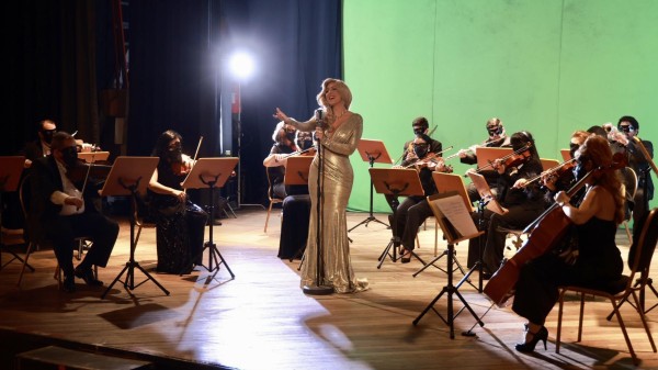 El video del tema Abrázame fue filmado en el teatro Anita Villalaz