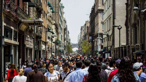 Personas caminan en la Ciudad de México