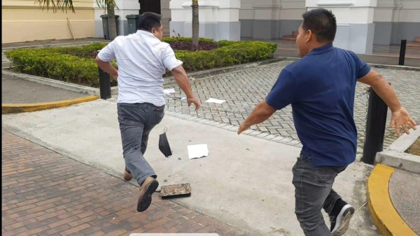 Membache (camisa blanca), quien fue agredido el pasado miércoles, manifestó que lo que pasó es un precedente nefasto ocurrido con una autoridad indígena.