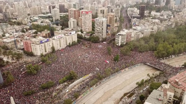 Contra los &quot;abusos&quot; y la desigualdad, Chile protesta