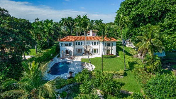 Vista exterior de la casa en Miami del perro más rico del mundo
