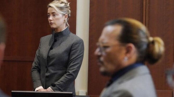 Amber Heard realizando el juramento en corte.