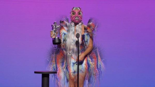 Lady Gaga con una mascarilla rosas con alambres y malla metálica 