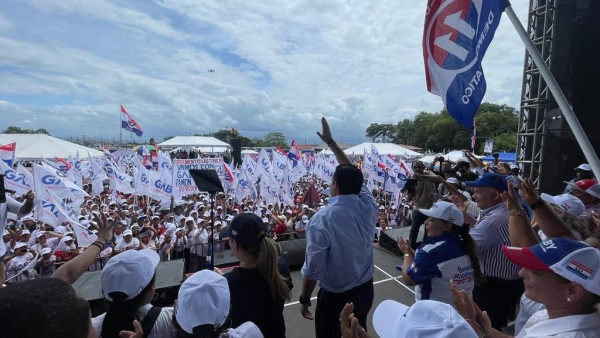 En un vibrante discurso, el candidato presidencial destacó la paz social