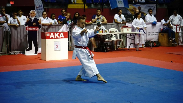 Durante cuatro años, compitió para la Policía antes de unirse a una academia independiente.