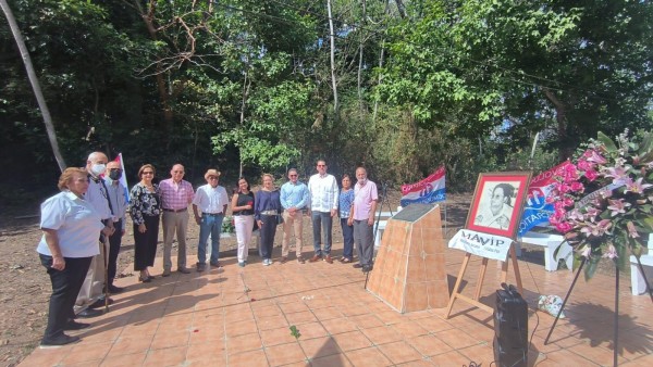 Amigos y familiares estuvieron presentes en el homenaje a Ascanio Villalaz Paz.