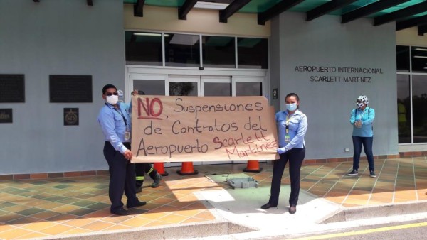 Los trabajadores del aeropuerto Scarlett Martínez, en Río Hato también rechazan la suspensiones de contrato.