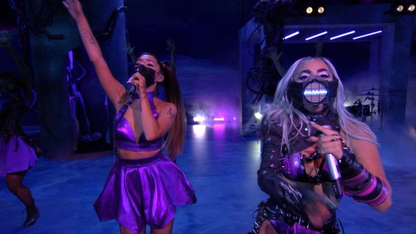 Lady Gaga junto a su presentación con Ariana Grande lucio un tapa boca que tapaba prácticamente toda la cara y que en la zona frontal tenía una pequeña pantalla de luces que cambiaban de color  