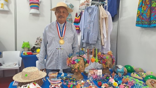 El artesano Edgar Javier Castro Castillo durante su participación en la XLIII Feria Nacional de Artesanías 2023