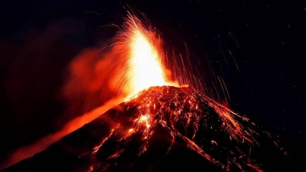 El Volcán de Fuego en Ecuador se mantiene con generación de lava y cenizas.