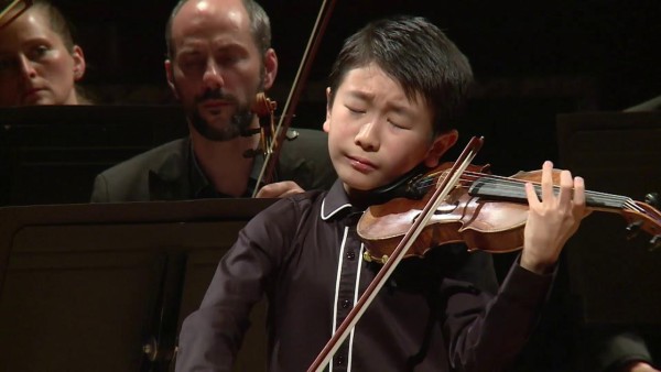 Christian Li en una presentación de orquesta.