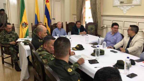 Guillermo Botero en reunión con las @FuerzasMilCol y @PoliciaColombia.