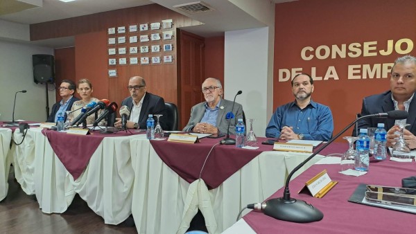 Conferencia de prensa del Conep por el contrato minero.