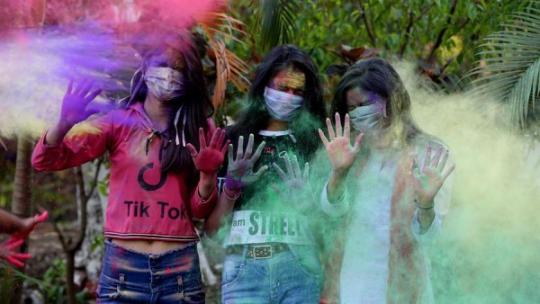 La India se viste de colores con el festival Holi
