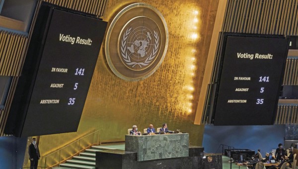 Las pantallas muestran los resultados de la votación sobre una resolución que condena la invasión de Rusia a Ucrania en la sede de las Naciones Unidas.
