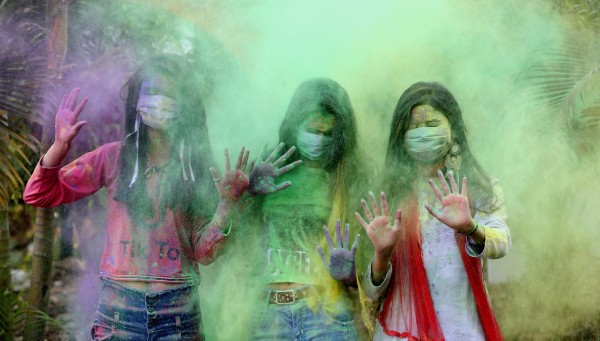 La India se viste de colores con el festival Holi