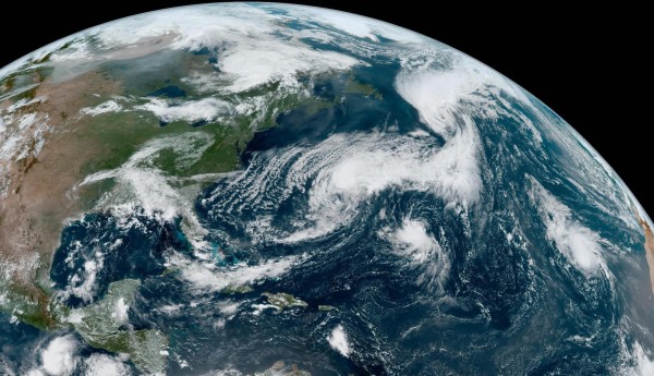 Fotografía satelital cedida por la NOAA, en donde se muestra la localización de las tormentas tropicales Katia y Gert en el Atlántico.
