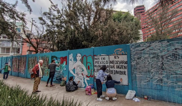 Pintan mural en México pidiendo justicia por los seis periodistas asesinados