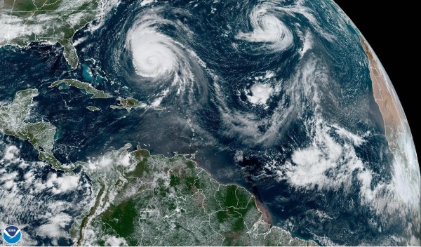 Fotografía satelital cedida por el NOAA a través del Centro Nacional de Huracanes de Estados Unidos donde se muestra la localización del huracán Lee (izq.) en el Atlántico.
