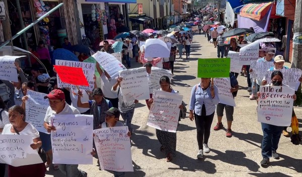 Cientos de indígenas protestan hoy, en la ciudad Altamirano estado de Chiapas (México).