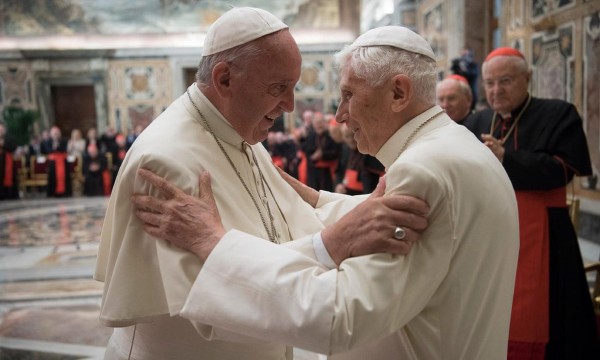 Papa Benedicto XVI junto a Papa Francisco en Roma.