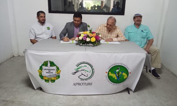 Los doctores Alexander Pérez y Rubén Orillac firman el convenio entre Aproturf y la Facultad de Medicina Veterinaria de Universidad de Panamá.