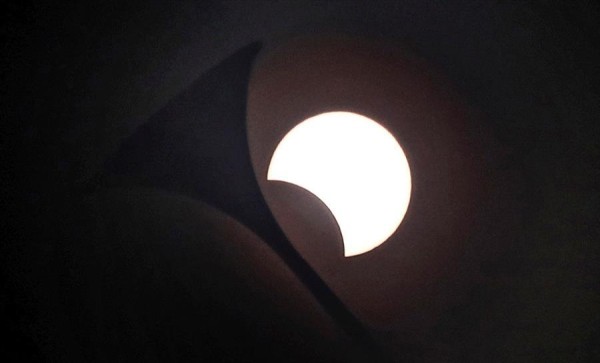 Así se apreció el eclipse solar que oscureció el cielo de Suramérica
