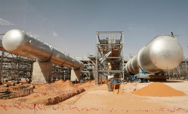 Instalaciones de una planta petrolífera en el desierto, a unos 160 kilómetros de Riad (Arabia Saudí)