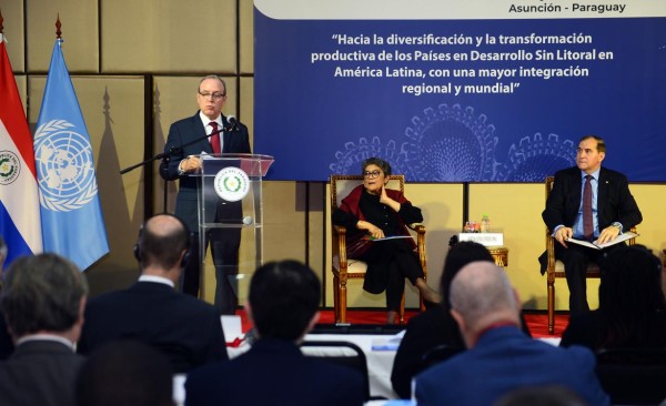 Raúl García Buchaca (i), de la CEPAL; la representante de la ONU, Rabab Fatima (c), y el ministro paraguayo de Relaciones Exteriores, Julio César Arriola (d).