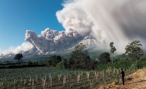 Espectacular columna de cenizas del volcán Sinabung