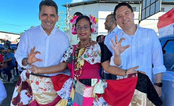 Ricardo Lombana, candidato a presidente por el MOCA (i) junto a una dama vestida con la pollera Conga y Michael Chen, compañero de fórmula (d).