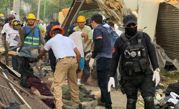 Rescatistas y autoridades trabajan hoy en la zona del accidente de un camión donde viajaban migrantes. Imagen de archivo.