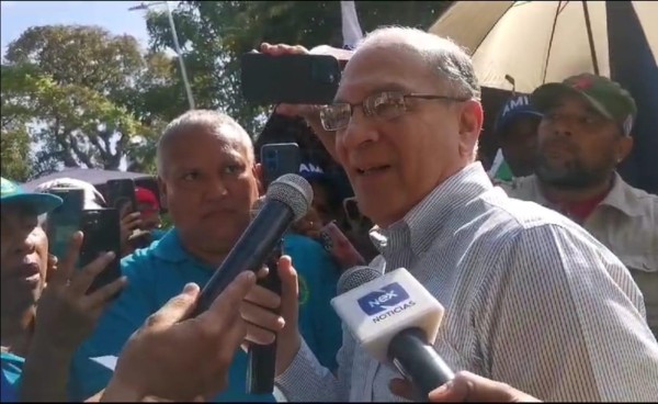 González le insistió a los docentes que cuando él emite una opinión es para decir que se deben defender los intereses del pueblo panameño.