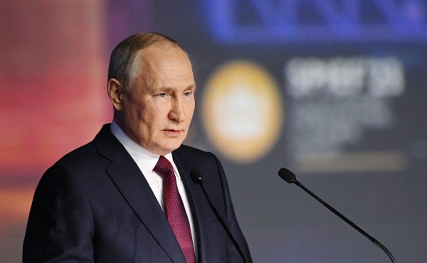 El presidente ruso, Vladimir Putin, dando un discurso en una sesión plenaria del Foro Económico Internacional de San Petersburgo (SPIEF) en San Petersburgo.