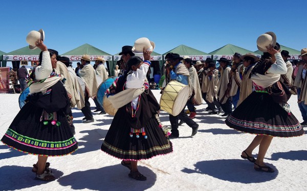 El grupo de danzas tradicionales Hijos de Tunuca actúa durante las actividades organizadas por el Día Mundial del Turismo