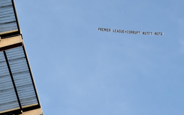 Una avioneta sobrevuela el Etihad Stadium con la pancarta Premier League=corrupción, en protesta por la sanción de diez puntos que han recibido los 'Toffees'