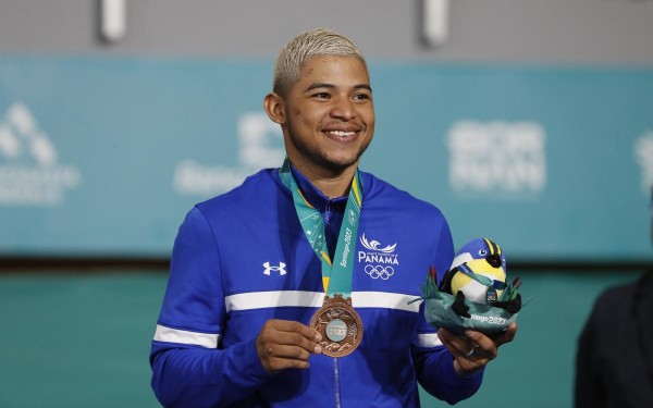 Alberto Galvez de Panamá posa con la medalla de bronce de karate -67kg este, 5 de noviembre, durante los Juegos Panamericanos 2023 en Santiago (Chile).