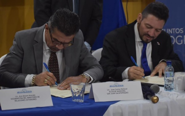 El convenio fue firmado por los alcaldes de Santiago de Veraguas, Samid Sandoval Cisneros y su homólogo de San Juan de Sacatepéquez, Juan Carlos Pellecer.
