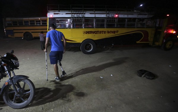 Marcel Maldonado, un migrante venezolano, espera para cruzar la frontera entre Nicaragua y Honduras.
