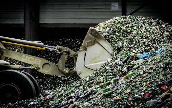 Una montaña de botellas esperan para ser procesadas en la planta de reciclado de vidrio en Holanda.