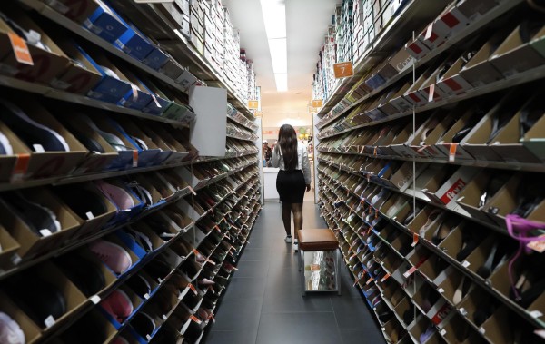 Una mujer fue registrada este jueves, 30 de noviembre, al recorrer un pasillo en medio de estanterías con zapatos, en un centro comercial. en Ciudad de Panamá (Panamá).