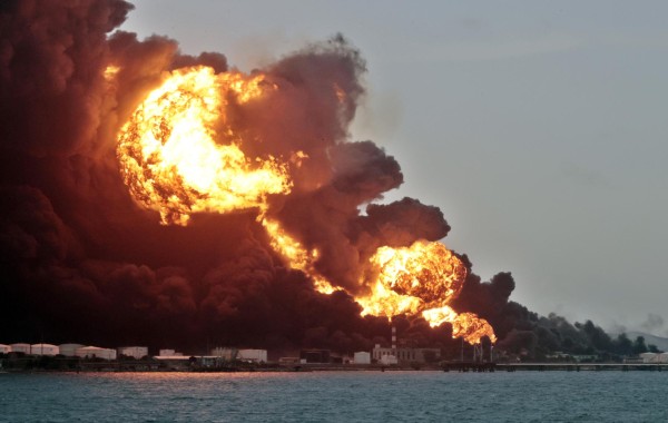 Incendio en zona industrial de Cuba se encuentra en una situación compleja y difícil