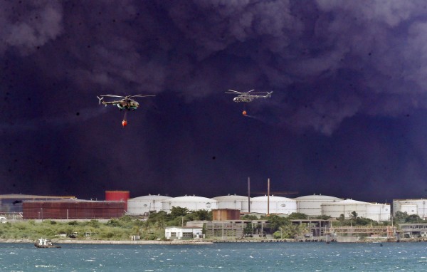 Incendio en zona industrial de Cuba se encuentra en una situación compleja y difícil