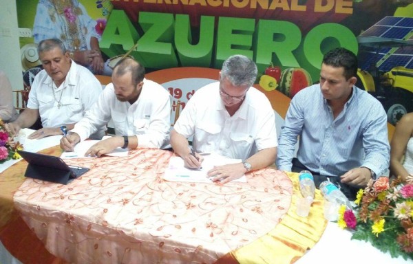 Miembros de la directiva durante la firma.