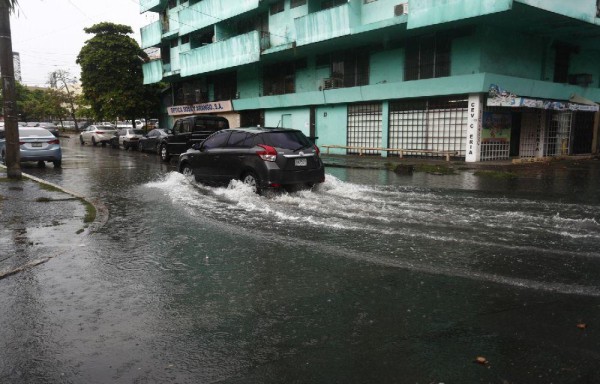 Las quejas por daños en los vehículos debido al agua acumulada en las calles es cosa de todos los días.