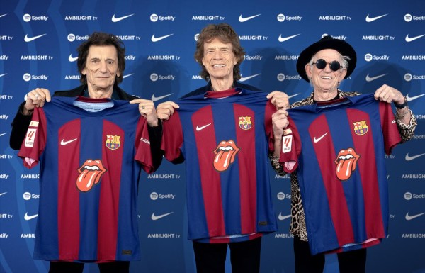 Los miembros de los Rolling Stones: Mick Jagger (c), Keith Richards (d), y Ronnie Wood (i), con las camisetas con el logotipo de la lengua y los labios de los Rolling Stones.